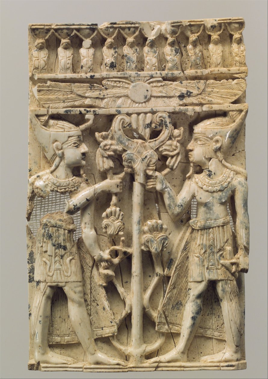 Magas domborművel faragott bútortábla két egyiptomi alakzattal, amelyek egy volutafát szegélyeznek, Kr.e. 9–8. század (elefántcsont) alkotó: Neo Assyrian