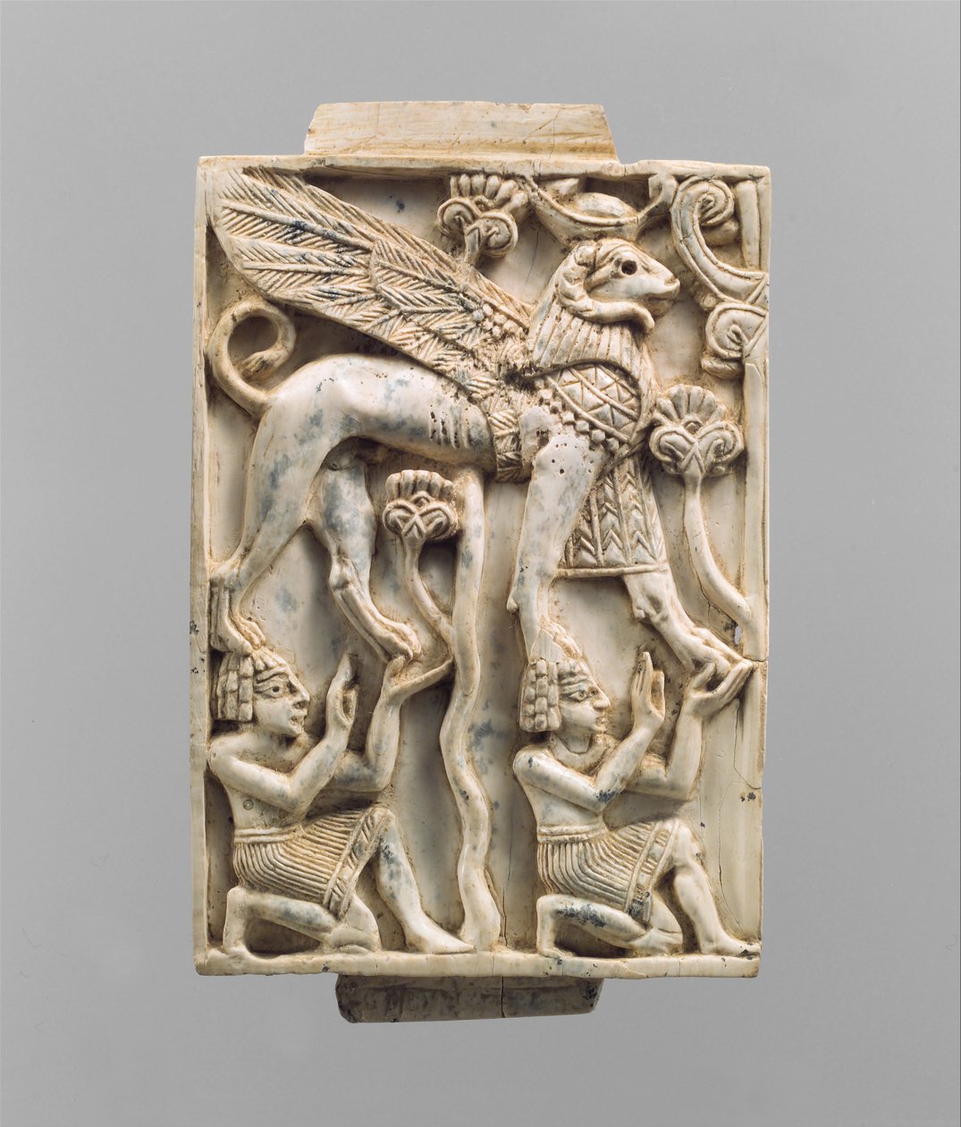 Domborműves bútortábla kosfejű szfinxszel, Kr.e. 9–8. (elefántcsont) alkotó: Neo Assyrian