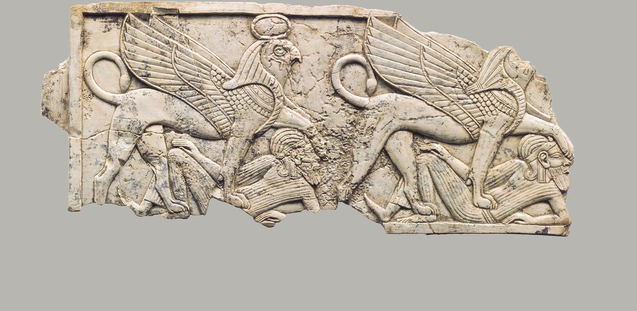 Domborműves bútortábla két sólyomfejű szfinxszel, amelyek foglyokat taposnak, Kr.e. 9-7. (elefántcsont) alkotó: Neo Assyrian Neo Assyrian