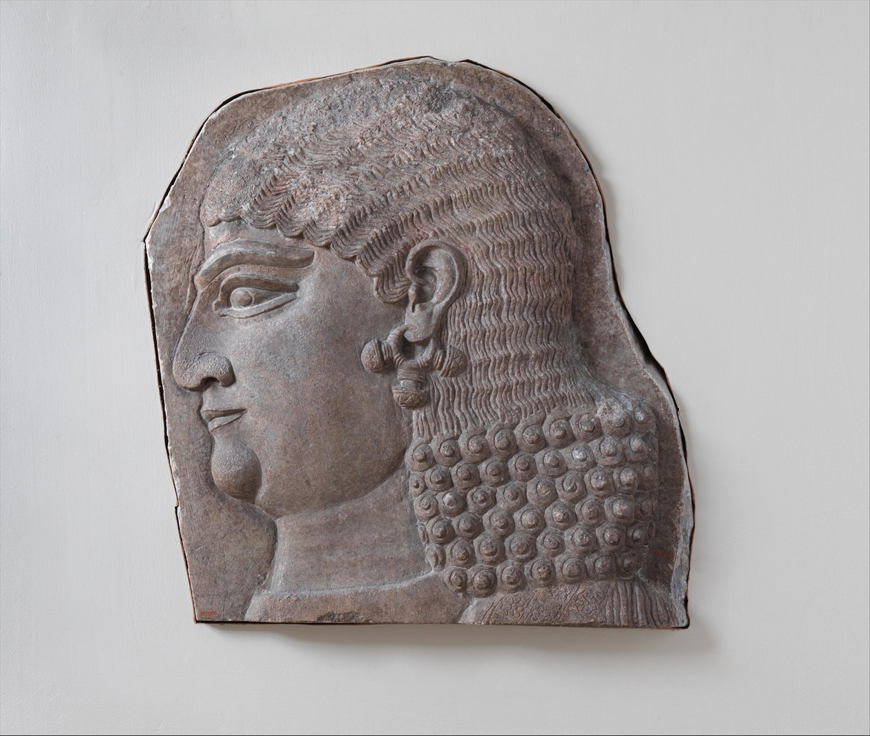 Egy szakálltalan királyi kísérő feje, valószínűleg egy eunuch, i. e. 721–05. (gipsz alabástrom) alkotó: Neo Assyrian Neo Assyrian