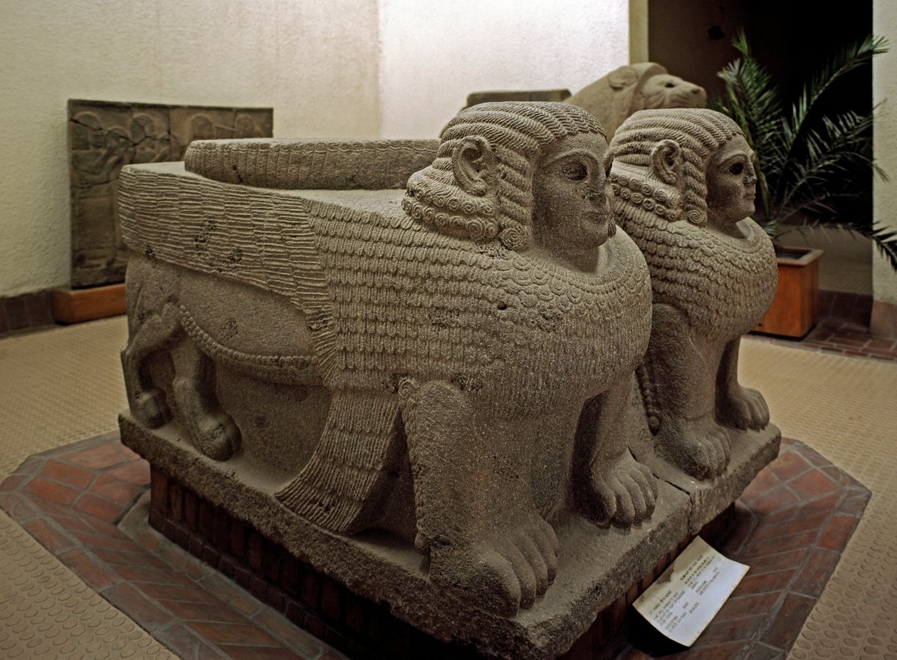 Art neo hittite: az oszlop alapja a szfinx bazalt decoree-jából. Samal helyéről (jelenlegi Sam
