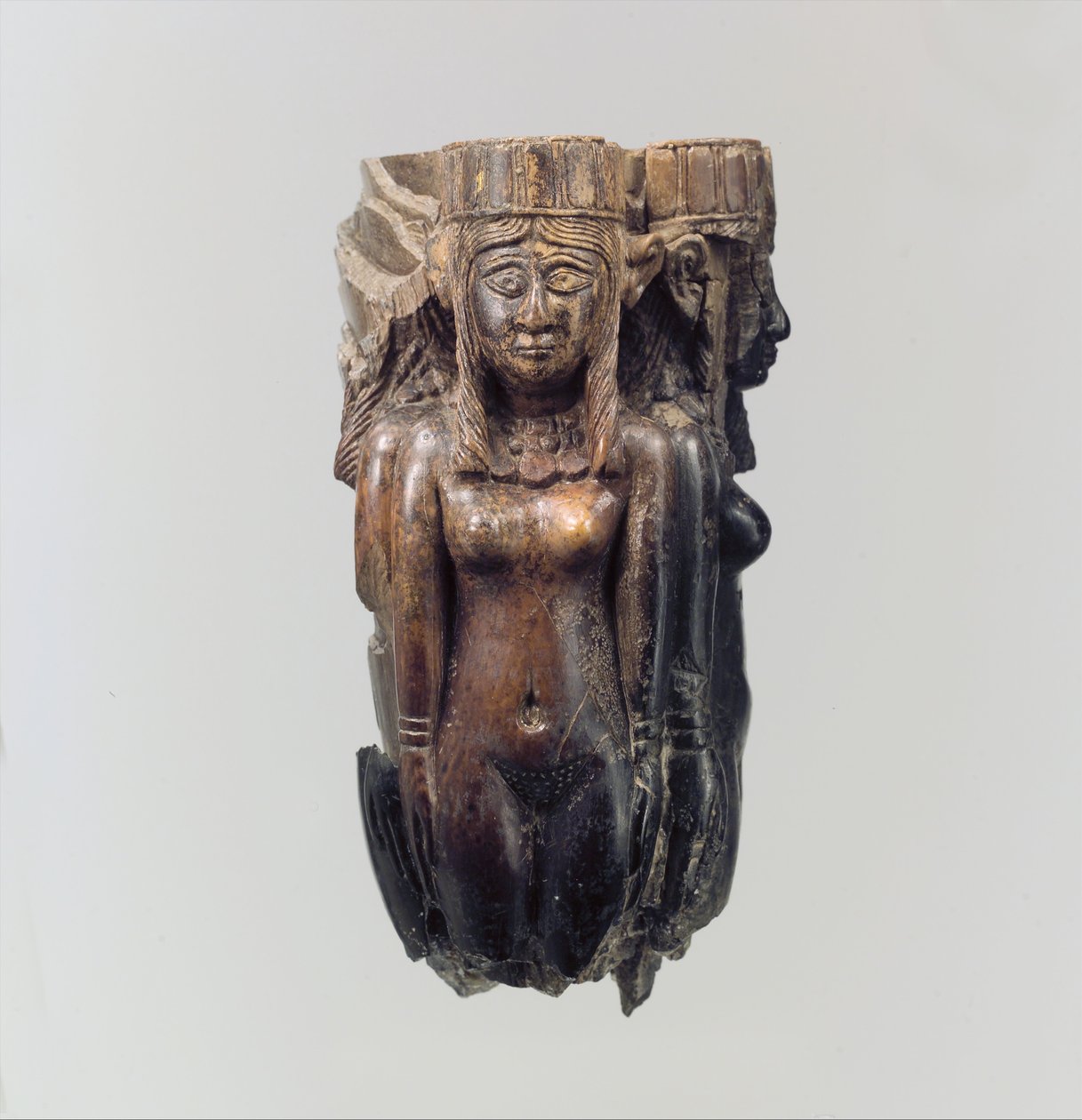 Legyező vagy légyhabverő nyél négy női alak formájában, Kr.e. 8-7. században. (elefántcsont) alkotó: Neo Assyrian