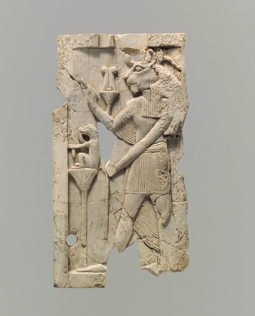 Domborműves bútortábla oroszlánfejű alakkal, Kr.e. 8–7. (elefántcsont) alkotó: Neo Assyrian