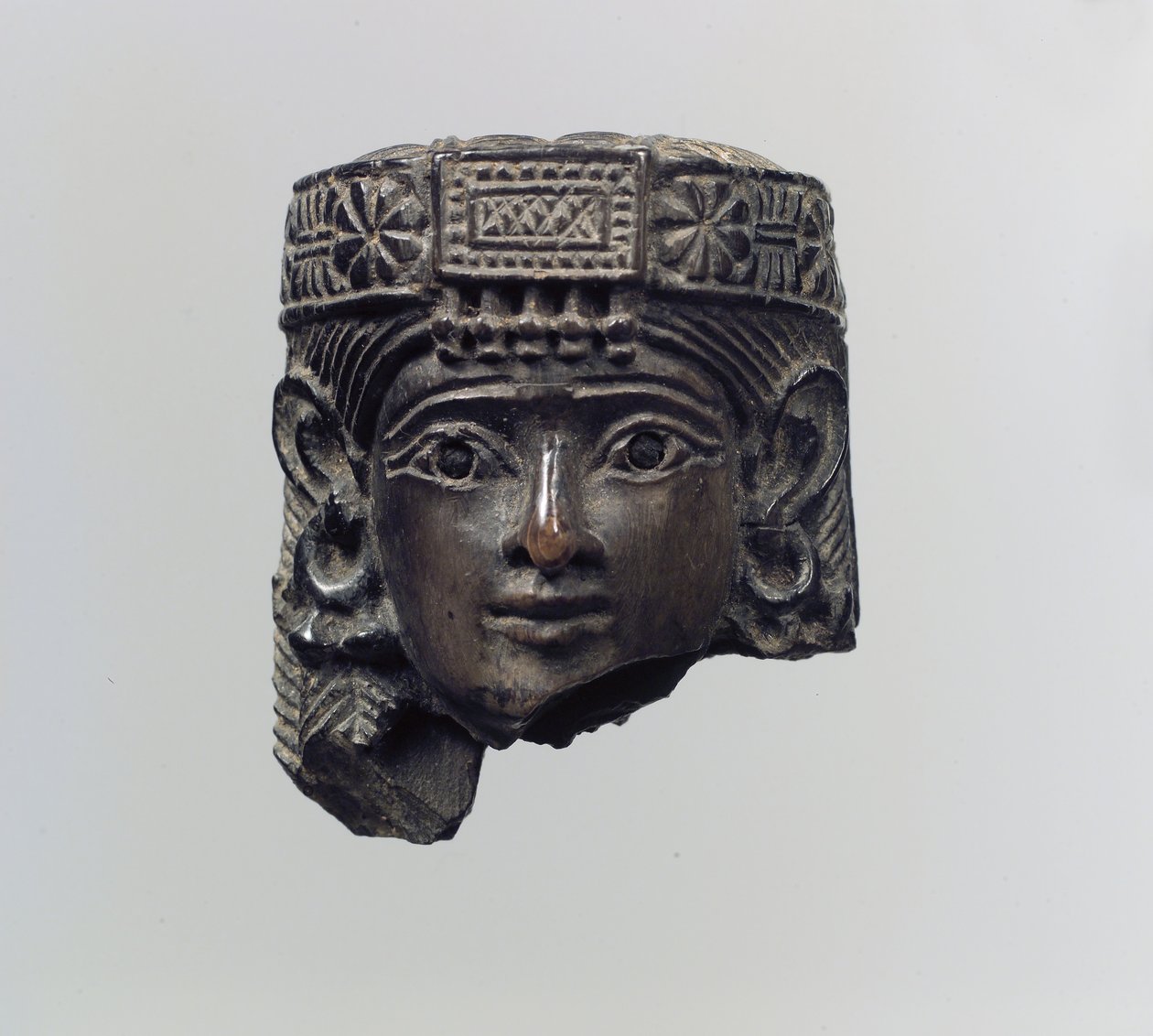 Egy női alak feje, Kr. e. 8. század (elefántcsont) alkotó: Neo Assyrian