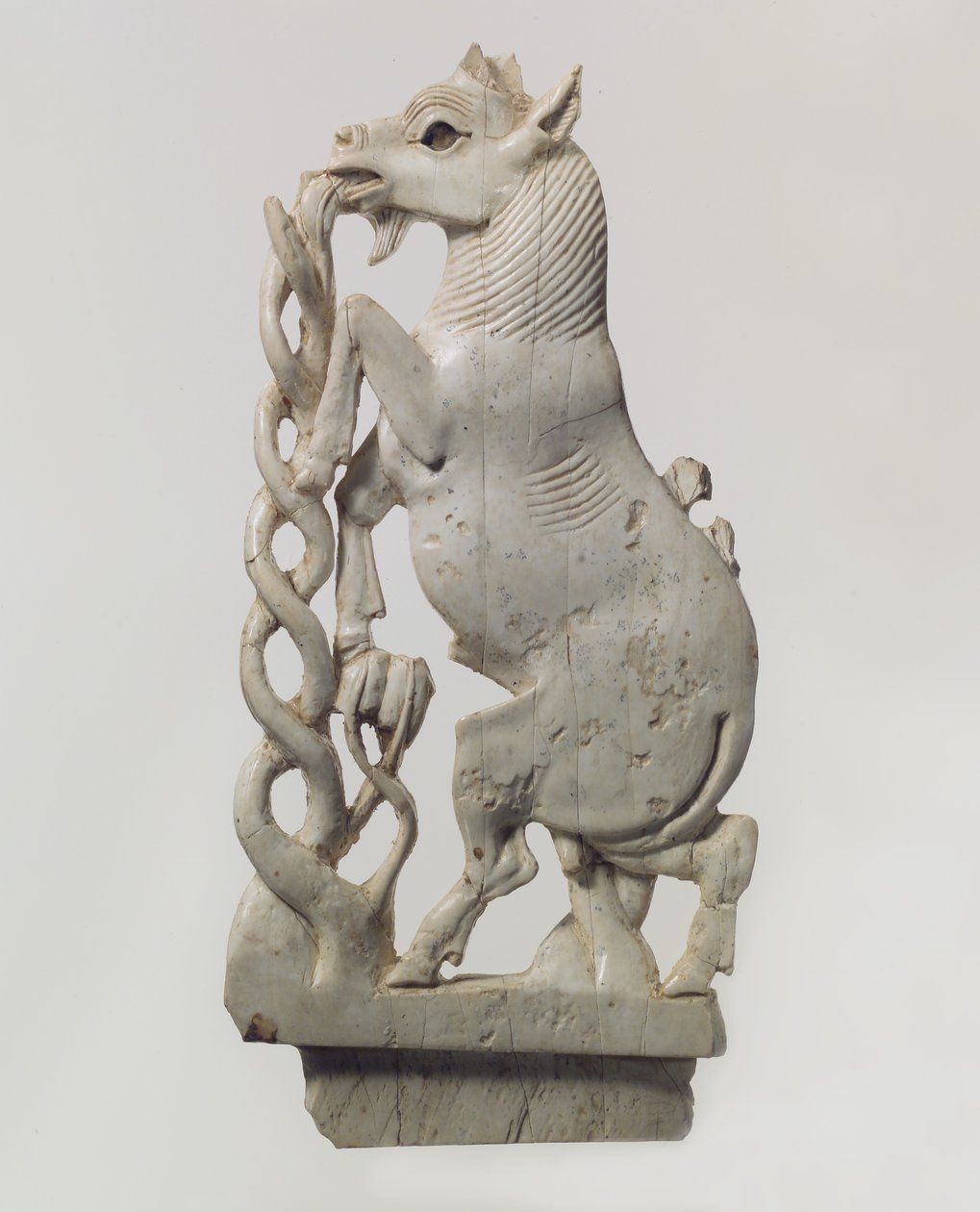 Áttört bútortábla nevelő kecskével, Kr.e. 9-8. alkotó: Neo Assyrian