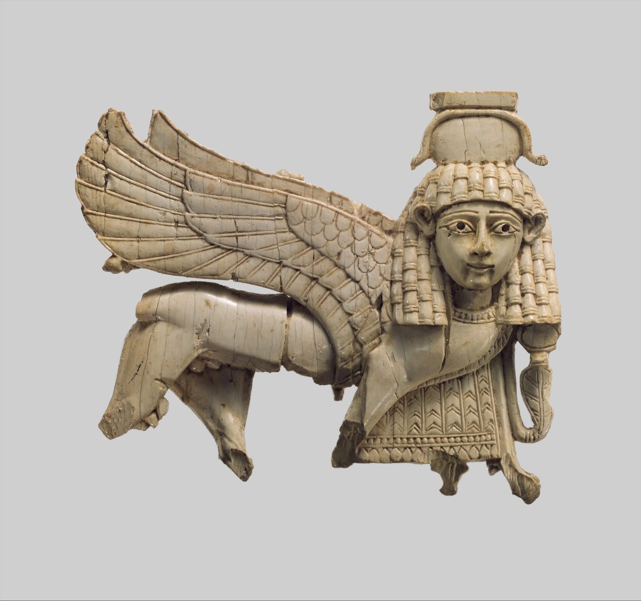 Áttört tábla lépegető szfinxszel, Kr.e. 9-8. (elefántcsont) alkotó: Neo Assyrian