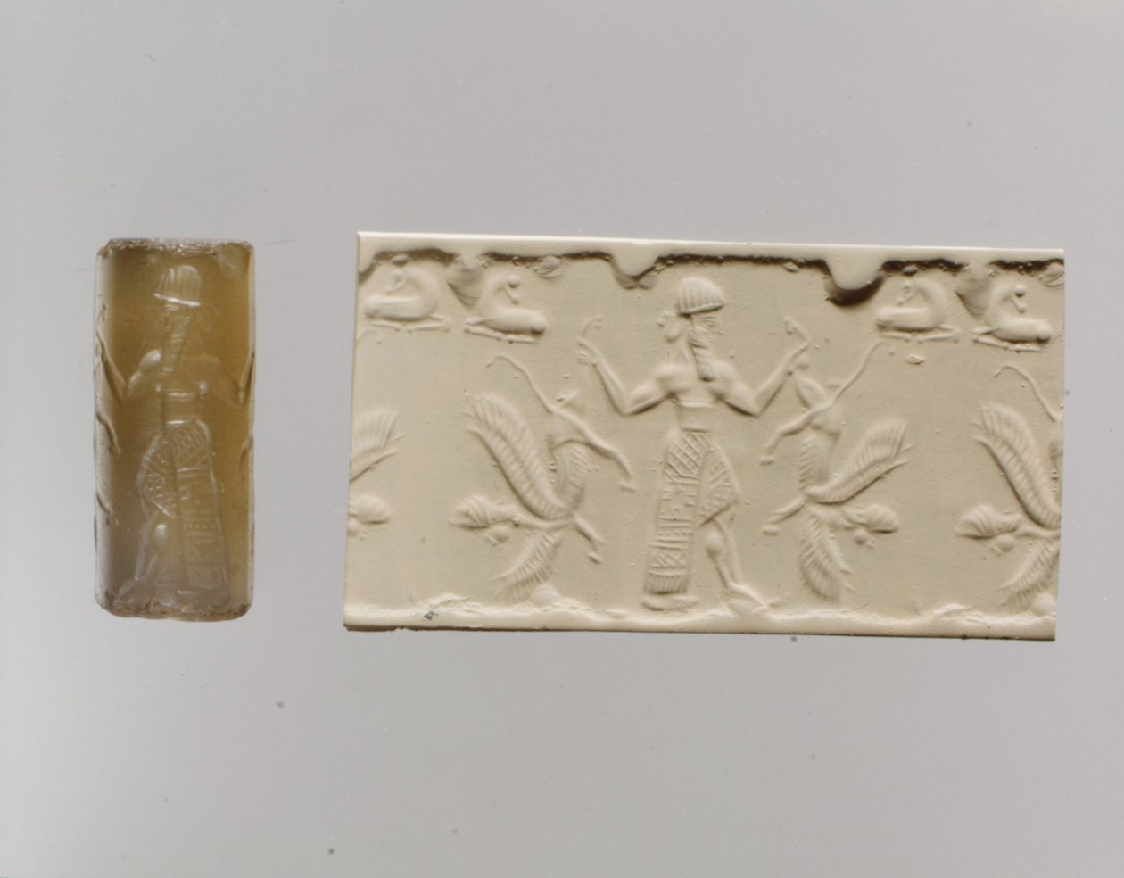 Hengerpecsét és modern benyomás: emberfejű szárnyas oroszlánokat uraló férfialak, c. Kr.e. 8–7. század (kalcedon) alkotó: Neo Assyrian Neo Assyrian