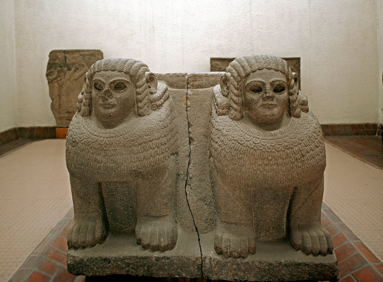Art neo hittite: az oszlop alapja a szfinx bazalt decoree-jából. Samal helyéről (jelenlegi Sam