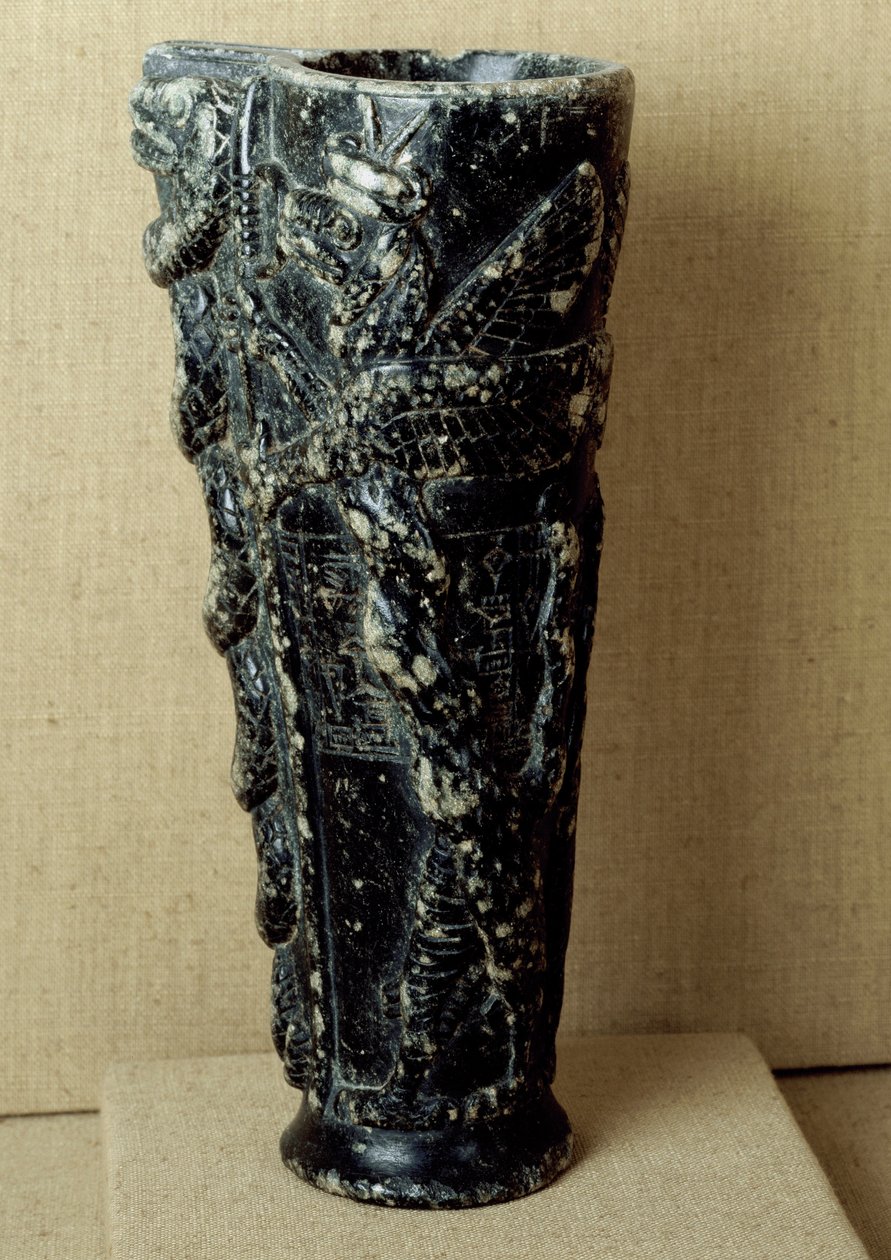 Sumér civilizáció: Gudea herceg (Kr. e. 2141-2122) szteatit ivóvázája. Sárkányokkal és kígyókkal díszítették. Homályos. 23 cm Párizs, Musee du Louvre alkotó: Neo Sumerian Neo Sumerian