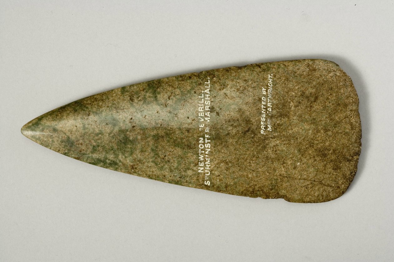 Fesszefej, i.e. 4500-2500 (csiszolt zöld kő) (lásd a 270531-es számot) alkotó: Neolithic