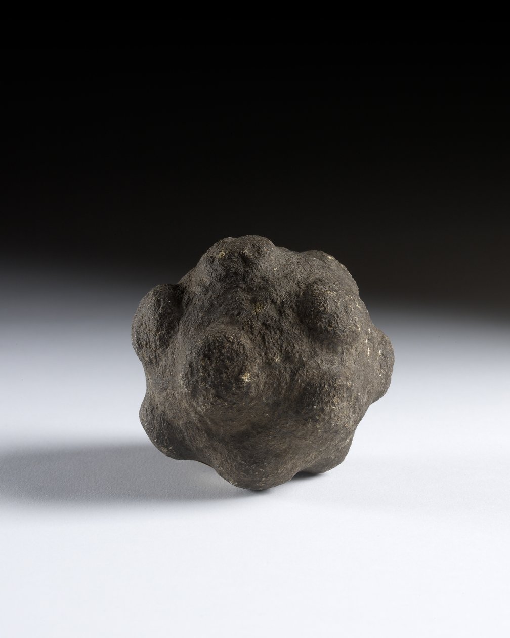 Faragott golyó, késő neolitikum, Skócia, i.e. 3750-2000 körül alkotó: Neolithic