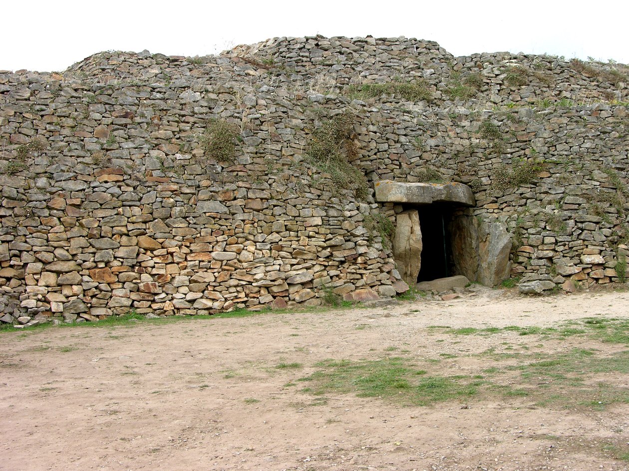 Az 1825-ben felfedezett átjárósír bejárata alkotó: Neolithic