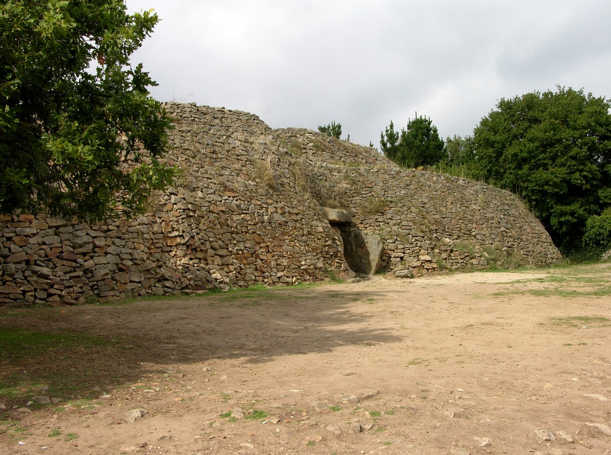 Az 1825-ben feltárt átjáró sír bejárata alkotó: Neolithic