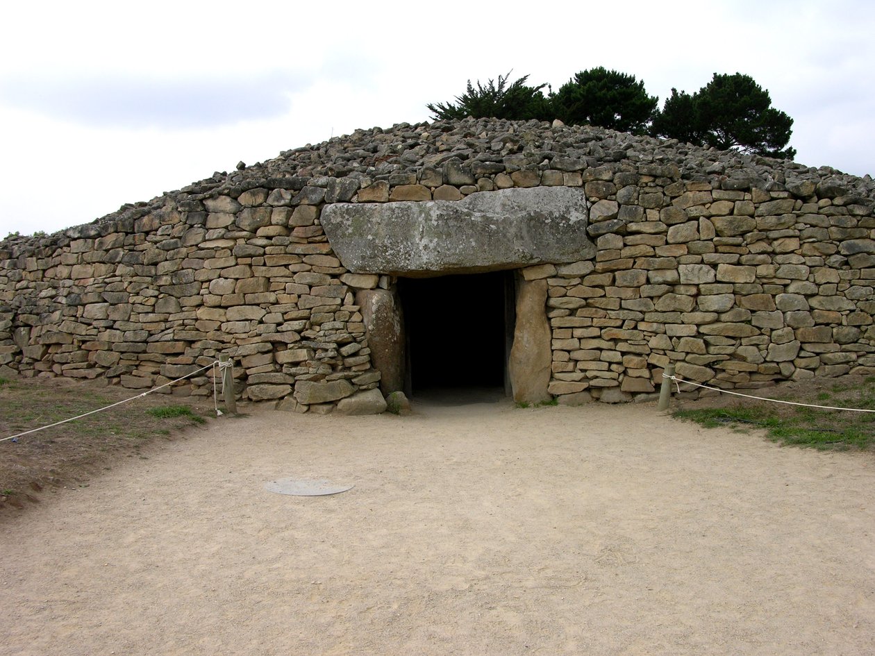 Az 1825-ben felfedezett átjárósír bejárata alkotó: Neolithic