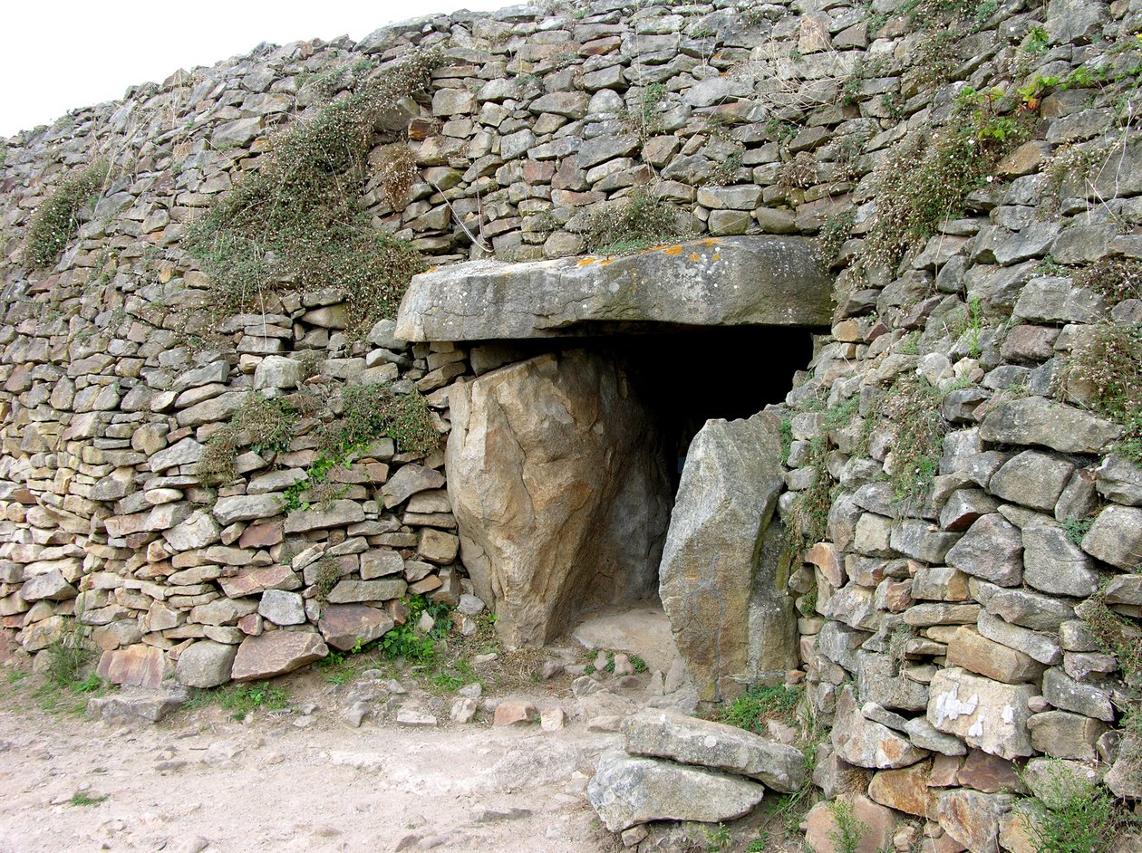 Az 1825-ben felfedezett átjárósír bejárata alkotó: Neolithic