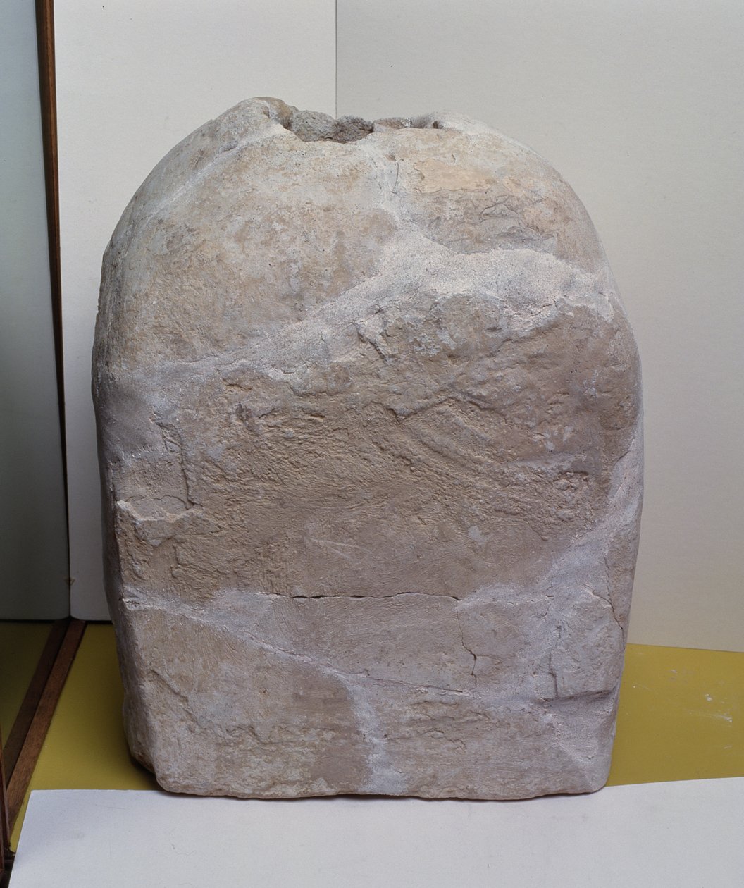 Négyszögletű fehér edény, Jerikó, B neolitikum, ie 1000-6000 körül (agyag) alkotó: Neolithic