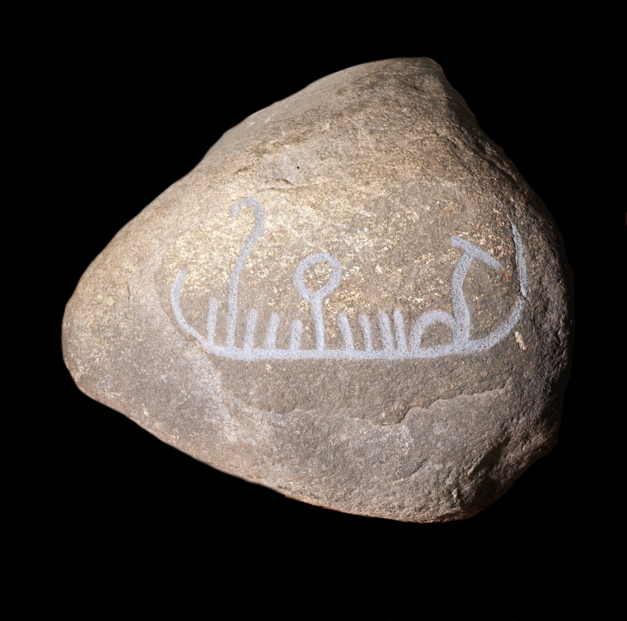 Svéd neolitikus graffiti, amely egy hajót ábrázol. Stockholmi Történelmi Múzeum Velúr alkotó: Neolithic Neolithic