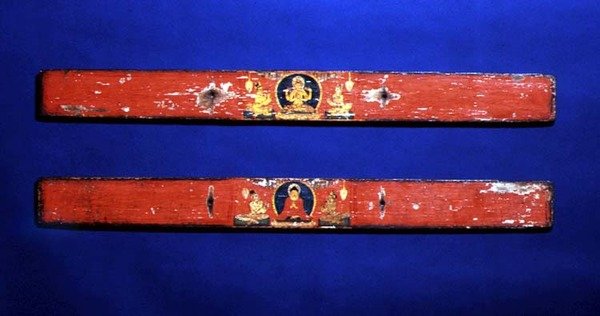 A szútraborítók egy ülő Bodhiszattvát (Prajnaparamita) (fent) és egy mandorlával körülvett Buddhát (lent) ábrázolnak, 1100 körül (polikróm fa és tinta pálmaleveleken) (a részleteket lásd: 114239) alkotó: Nepalese School