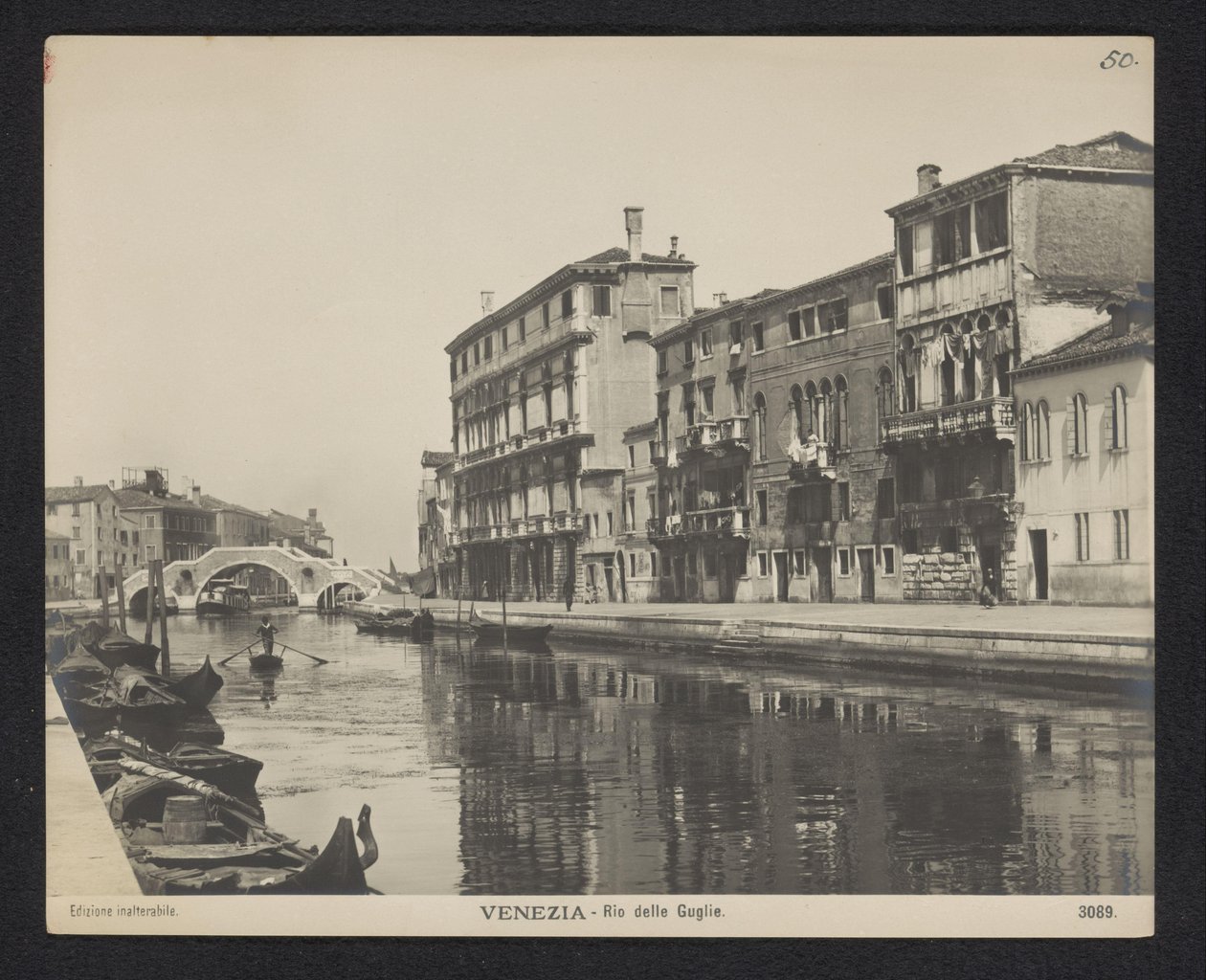 Kilátás a velencei csatornára Velence - Rio delle Guglie (cím a tárgyon) alkotó: Neue Photographische Gesellschaft