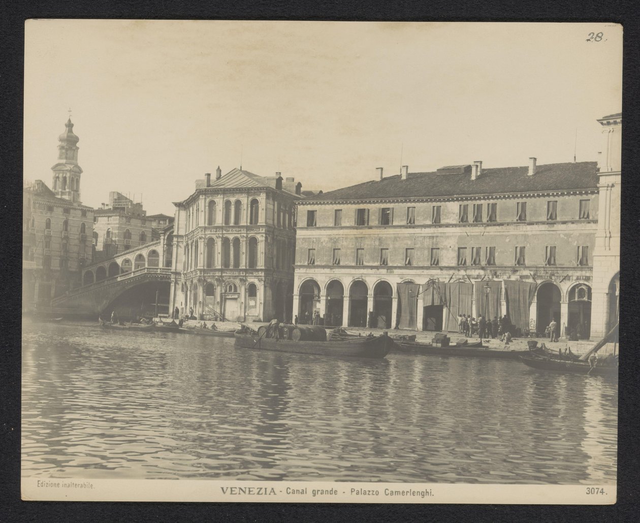 Kilátás a velencei Palazzo dei Camerlenghira Velence – Canal Grande – Palazzo Camerlenghi (cím a tárgyon) alkotó: Neue Photographische Gesellschaft