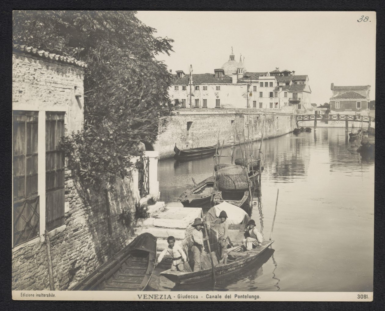 Kanaal te Venetië Velence - Giudecca - Pontelungo-csatorna (cím a tárgyon) alkotó: Neue Photographische Gesellschaft