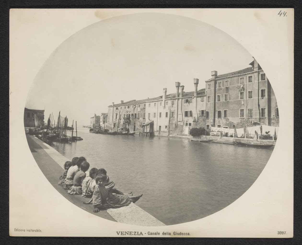 Gyerekek a rakparton egy csatorna mentén Velencében Velence – Canale della Giudecca (cím a tárgyon) alkotó: Neue Photographische Gesellschaft