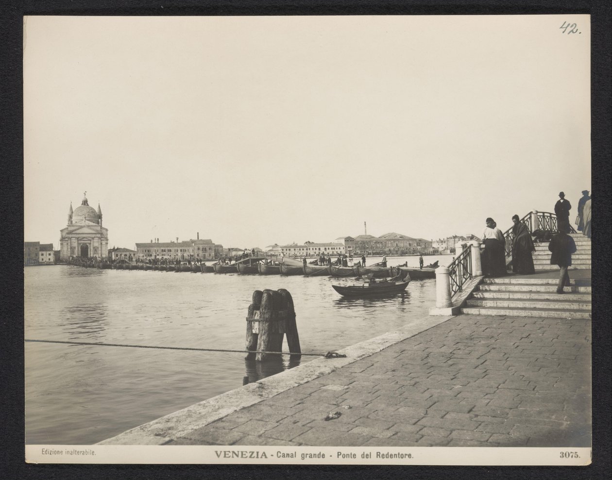 Pontonhíd a Canal Grande felett Velencében a Festa del Redentore idején Velence – Canal Grande – Ponte del Redentore (cím a tárgyon) alkotó: Neue Photographische Gesellschaft