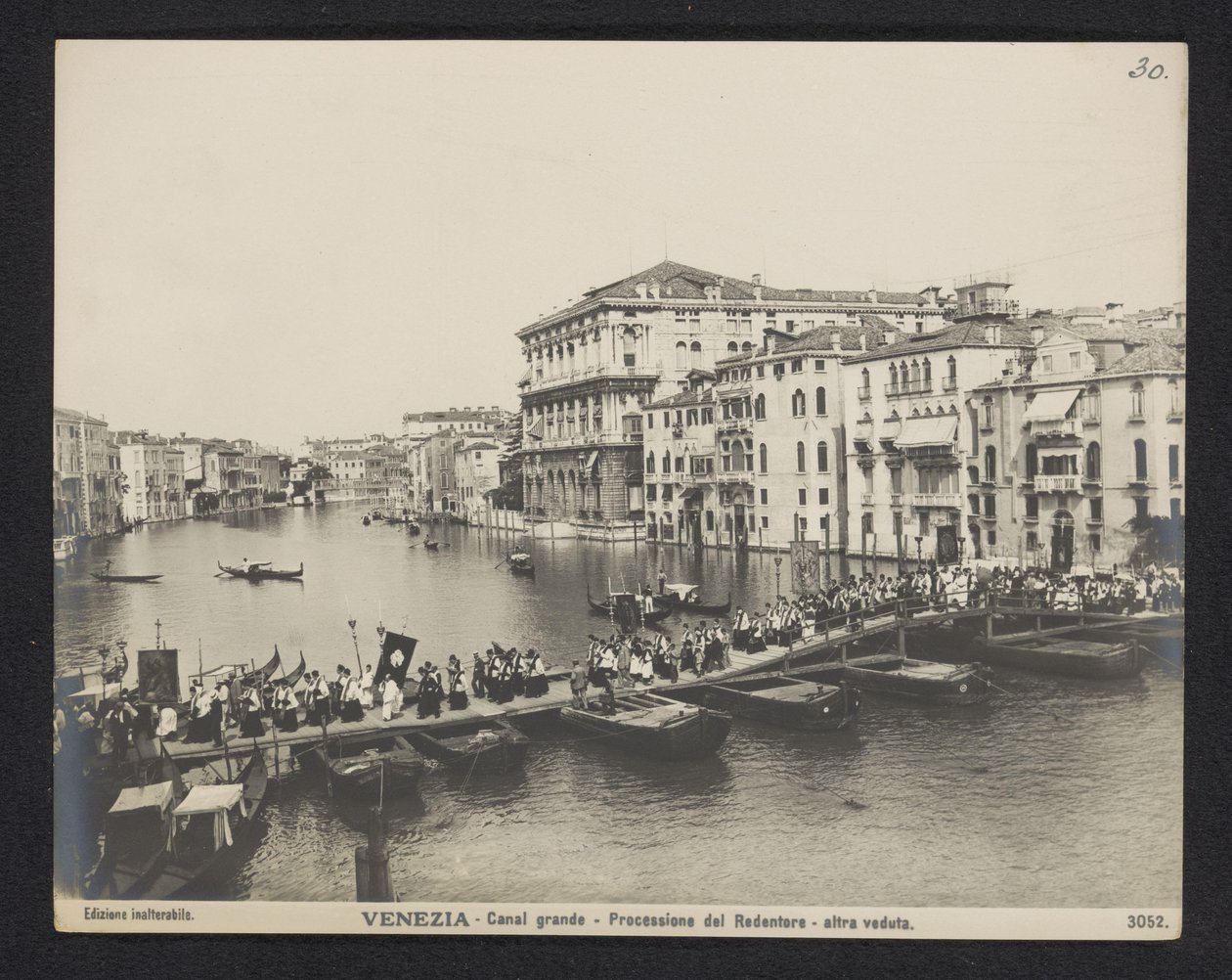 Felvonulás a velencei Canal Grande pontonhídján a Festa del Redentore idején Velence - Canal Grande - Processione del Redentore - altra veduta (cím a tárgyon) alkotó: Neue Photographische Gesellschaft