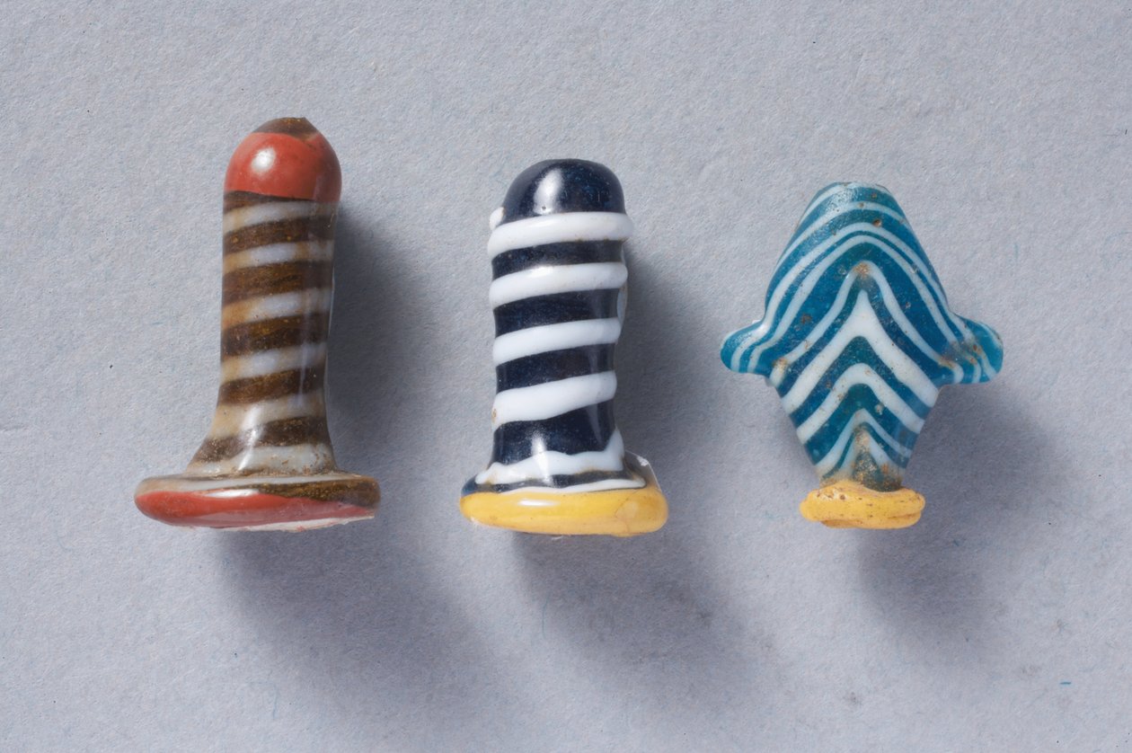 Két üveg füldugó és egy In szív amulett (üveg) alkotó: New Kingdom Egyptian