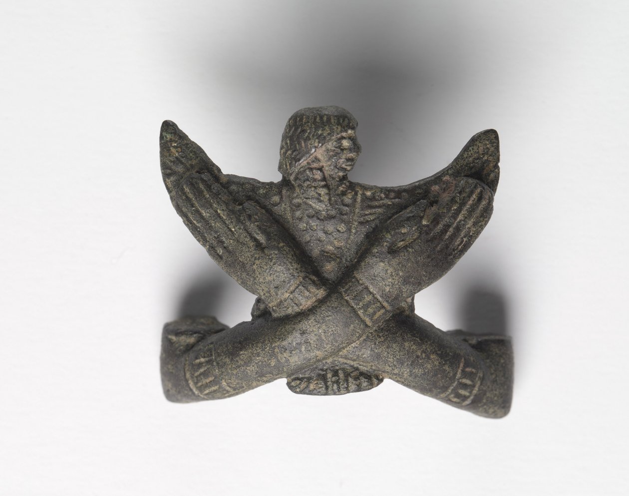 Bronz tartó egy "Shawabty-kötegből": keresztezett karok, a 18. dinasztia végétől a 19. dinasztia elejéig, ie 1336-1256 körül alkotó: New Kingdom Egyptian