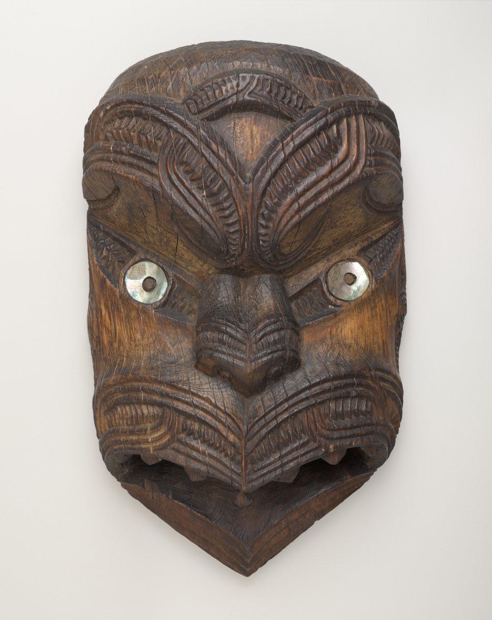 Gable Mask (Koruru) Gisborne-ból, North Island, 1860 körül (fa és paua kagyló) alkotó: New Zealand School