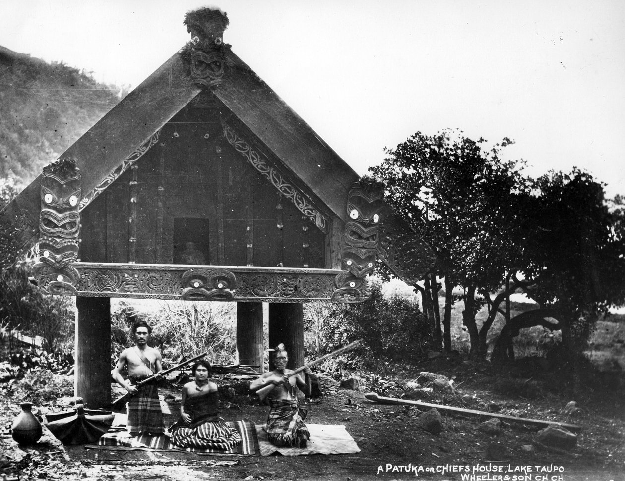 A Patuka vagy a főnökök háza, Taupo-tó, Új-Zéland, 1863-80 körül alkotó: New Zealander Photographer