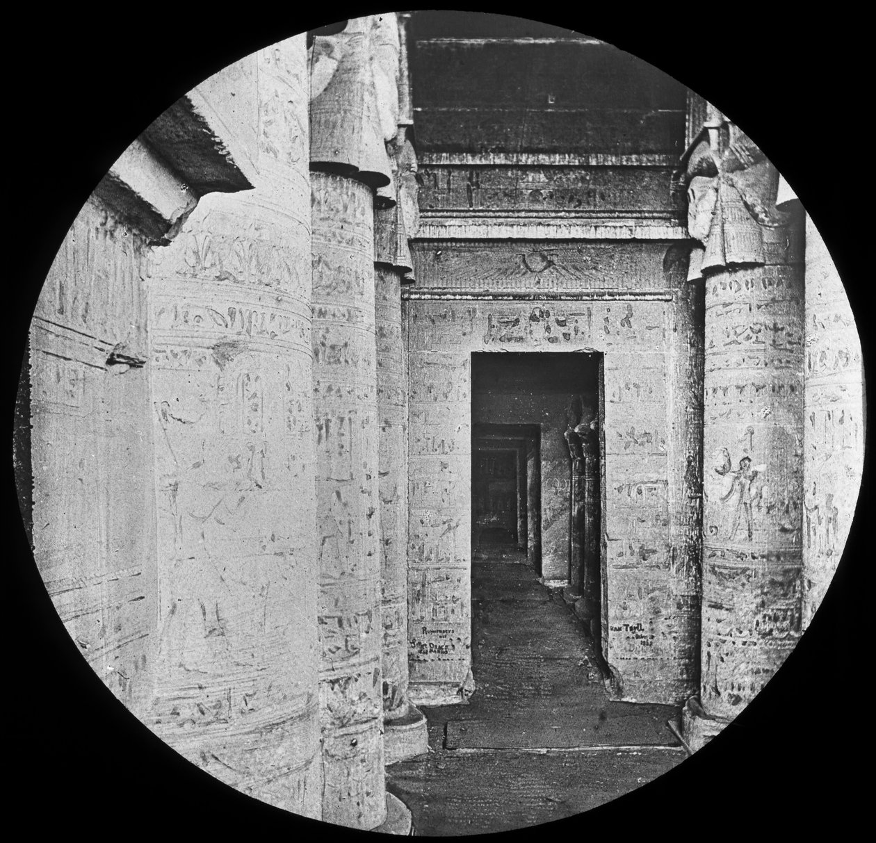 Dendera templomának belseje, Egyiptom, 1890 alkotó: Newton and Co
