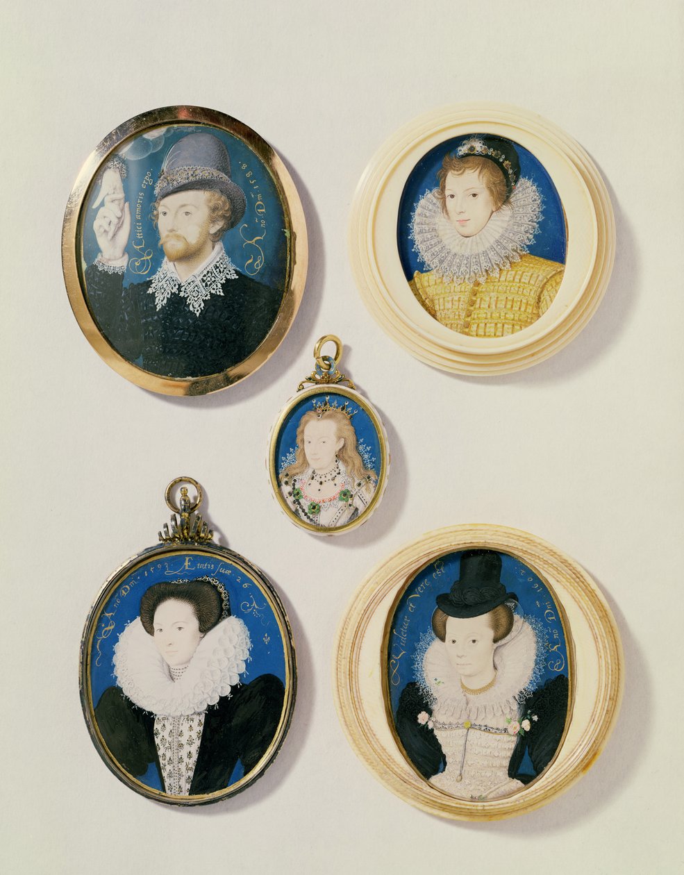 Miniatúrák, balról jobbra, T-től B-ig: Férfi egy felhőből származó kézzel; Ismeretlen fiatalember, 1588; Holland asszony 26 éves, 1593; Arabella Stuart, Lennox hercegnője; Ismeretlen hölgy. alkotó: Nicholas Hilliard