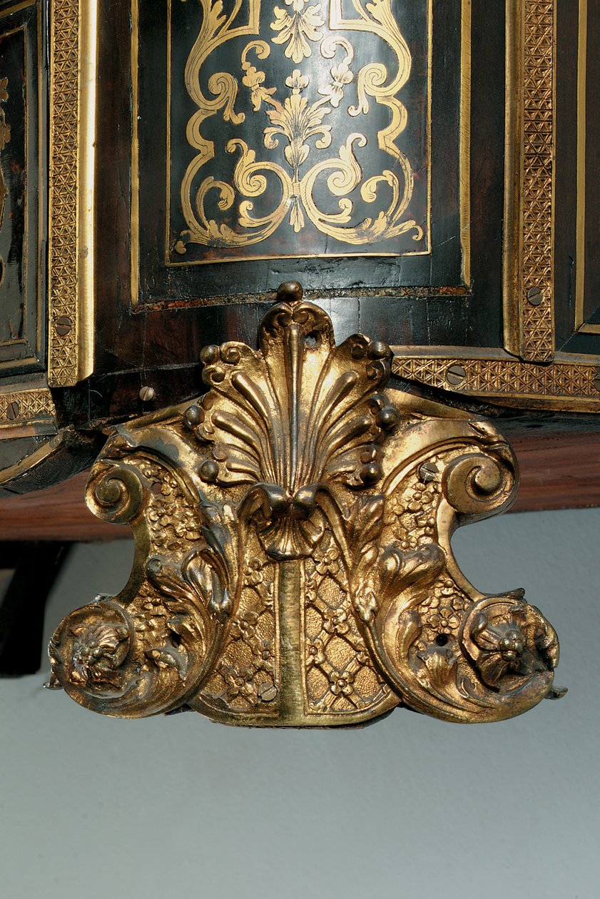 Egy XIV. Lajos komód részlete (ormolu, sárgaréz, teknőspáncél és ébenfa boulle) (lásd még: 486114-19) alkotó: Nicholas Sageot