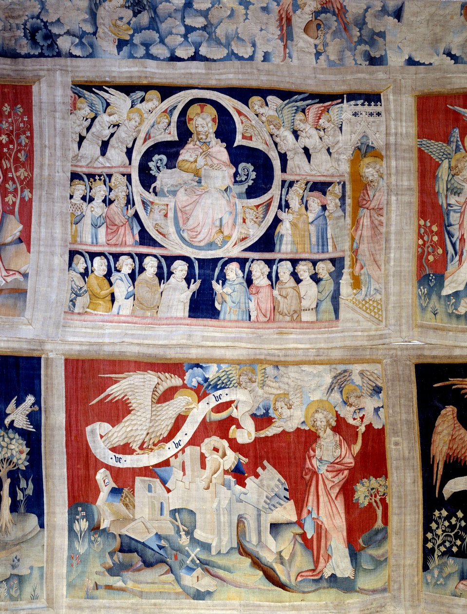 Jelenések függönye (1373-1383), n. 13: Isten és a Bárány, Krisztus jelképe. Lent, n. 20, a három angyal felszabadítja az erőket. Nicolas Bataille (1330-1405) kárpitja alkotó: Nicolas Bataille