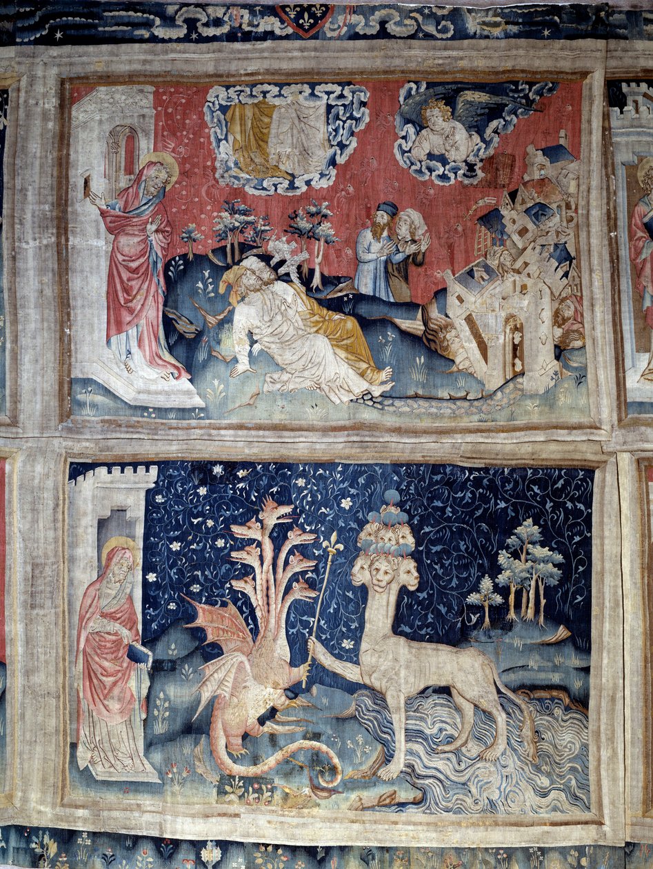 Jelenések függönye (1373 -1383). 31. pont: Jean meglepődött a két barát feltámadásán. N° 38 alsó: a sárkány királyi pálcát ad a párducnak (a sátán megnyilvánulása). Nicolas Bataille (1330-1405) kárpitja alkotó: Nicolas Bataille