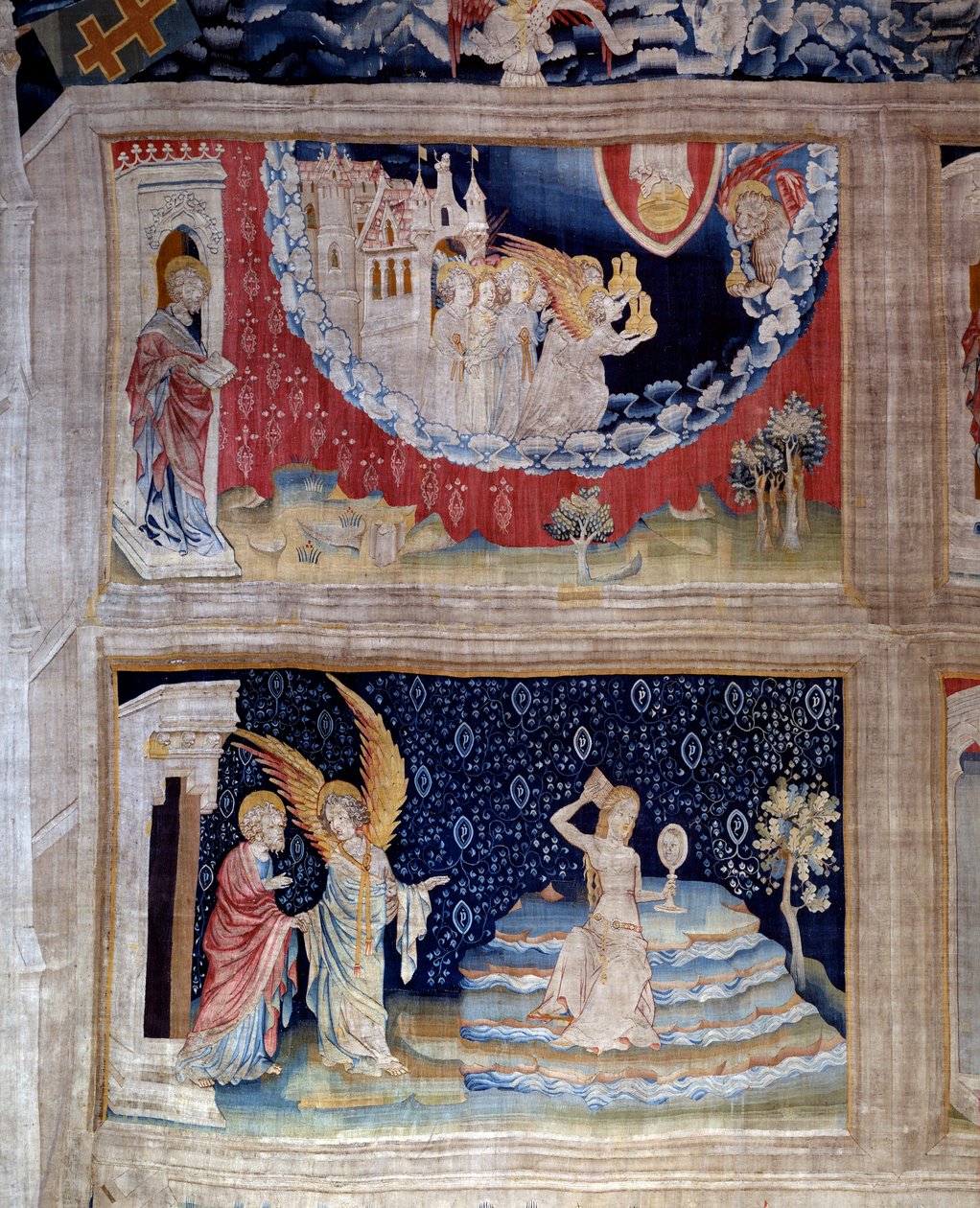 Jelenések Függöny (1373-1383) 64. sz.: egy angyal megmutatja Jánosnak Babilon elítélését, a bálványimádás jelképét, aki minden nemzetet teremtett hatalmával. Alul: Babilon, a Sátán szolgálatában álló prostituált tükör előtt szőkére melegíti a haját alkotó: Nicolas Bataille