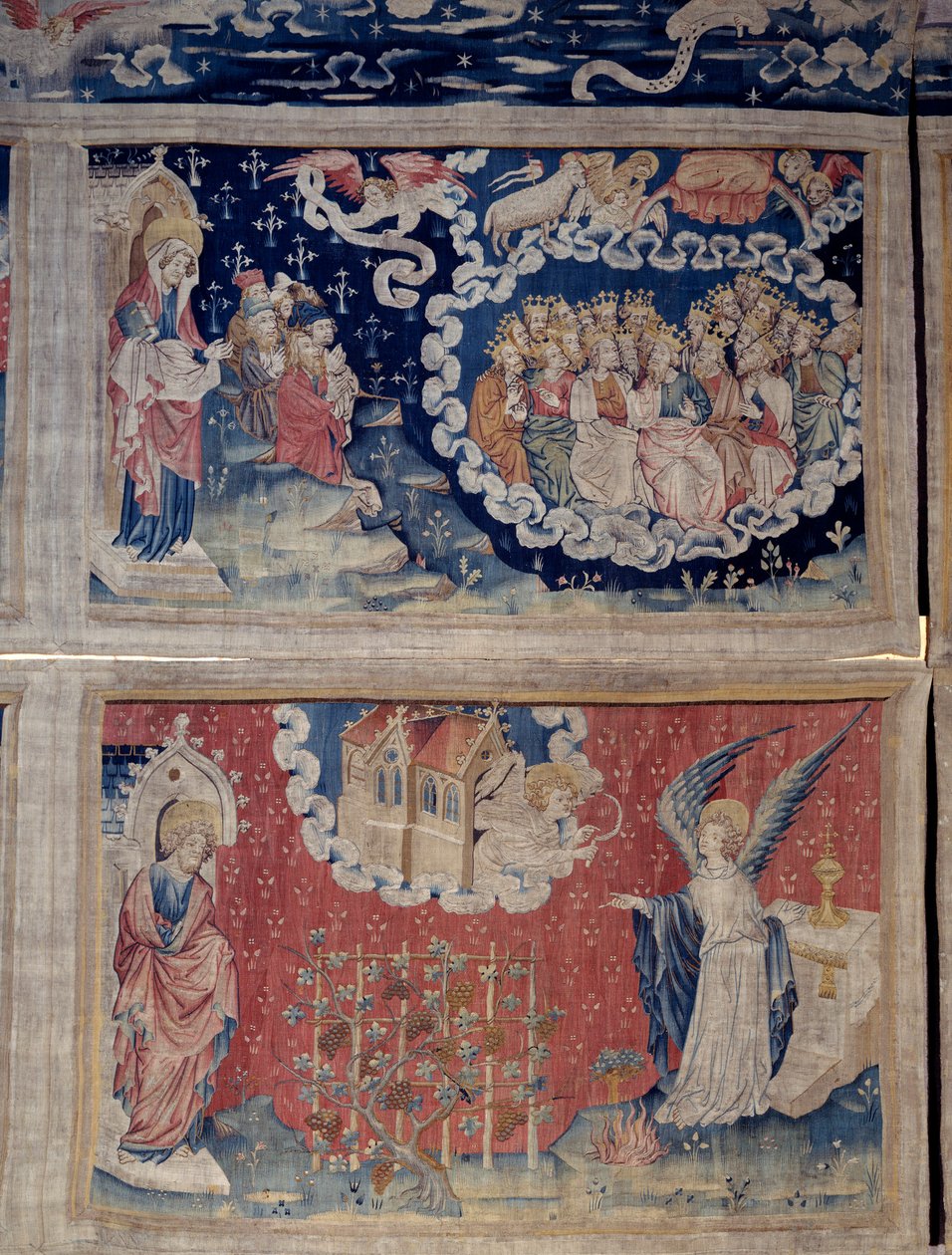 Jelenések akasztása (1373-1383), n. 48: a Bárány felemelkedése, a kiválasztottak éneke. Lent, n. 54, Egy angyal éles sarlóval jön ki a templomból, egy másik angyal megparancsolja neki, hogy szüretelje le a föld szőlőinek fürtjeit. Nic gobelin alkotó: Nicolas Bataille