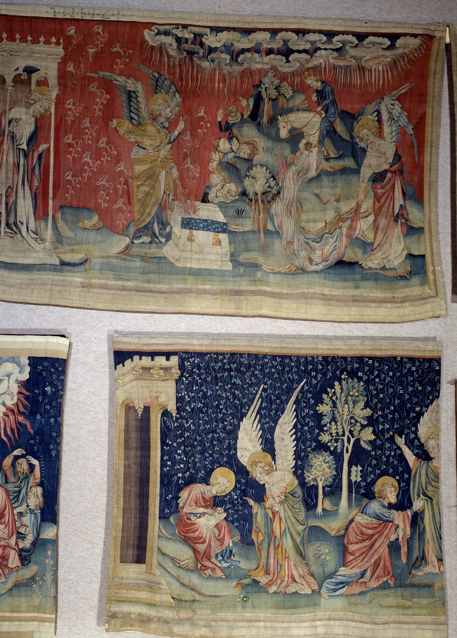 Jelenések könyve (1373-1383), 61. sz. 61: az ötödik angyal a Bét trónjára, a hatodik üres üvegét az Eufráteszre öntötte. Alább, n. 70: a szolgálati társ diktál Szent Jánosnak, és azt tanácsolja neki, hogy Istent imádja és ne őt. Gobelin Ni alkotó: Nicolas Bataille