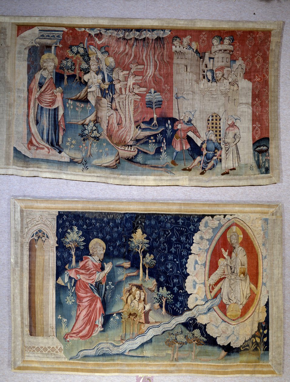 Jelenések akasztása (1373-1383), 72. sz: Sátán ostromolja a várost. N. 74: Szent János Krisztus előtt. Nicolas Bataille (1330-1405) gobelinje. alkotó: Nicolas Bataille