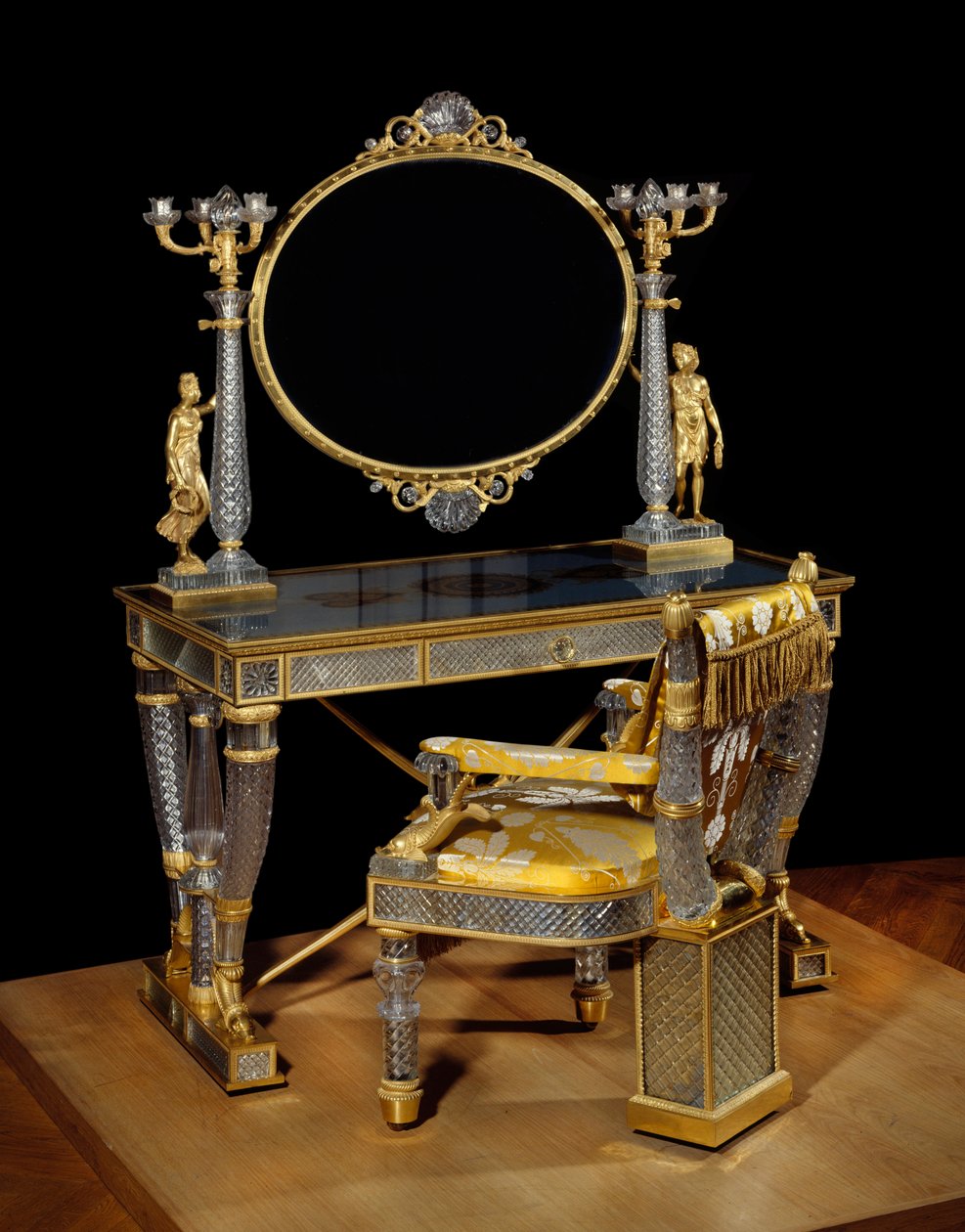 Berry hercegnő asztala és WC-széke (Marie Caroline Ferdinande Louise de Bourbon, a két Szicília (Deux Sicilies) hercegnője (1798-1870). Kristály, arany bronz és eglomizált üveg. Nicolas Henri Jacob (1782-1871) bútorai ) alkotó: Nicolas Henri Jacob