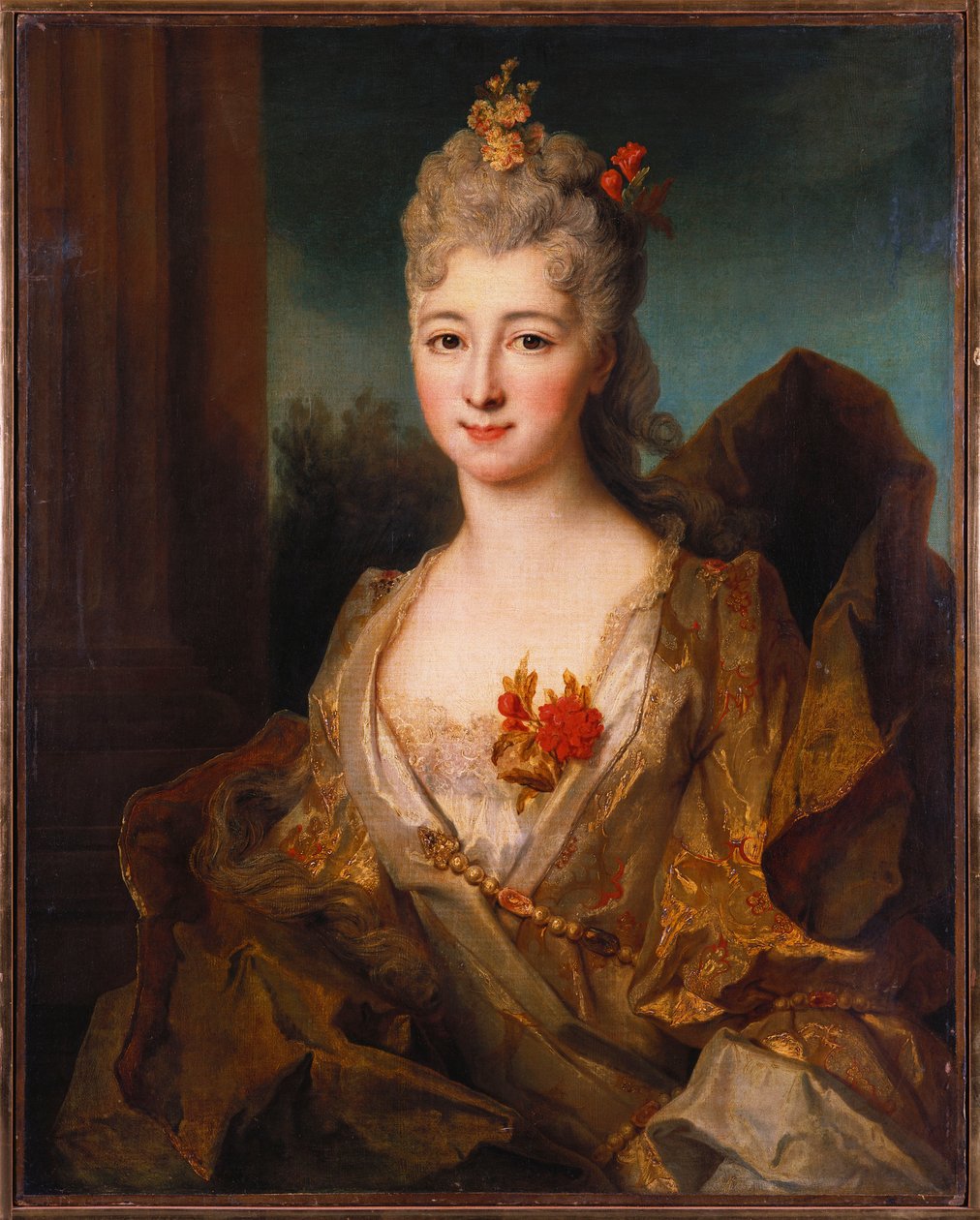 Hölgy portréja, félhosszú, fehér-arany hímzett ruhában, virággal a hajában alkotó: Nicolas de Largillière