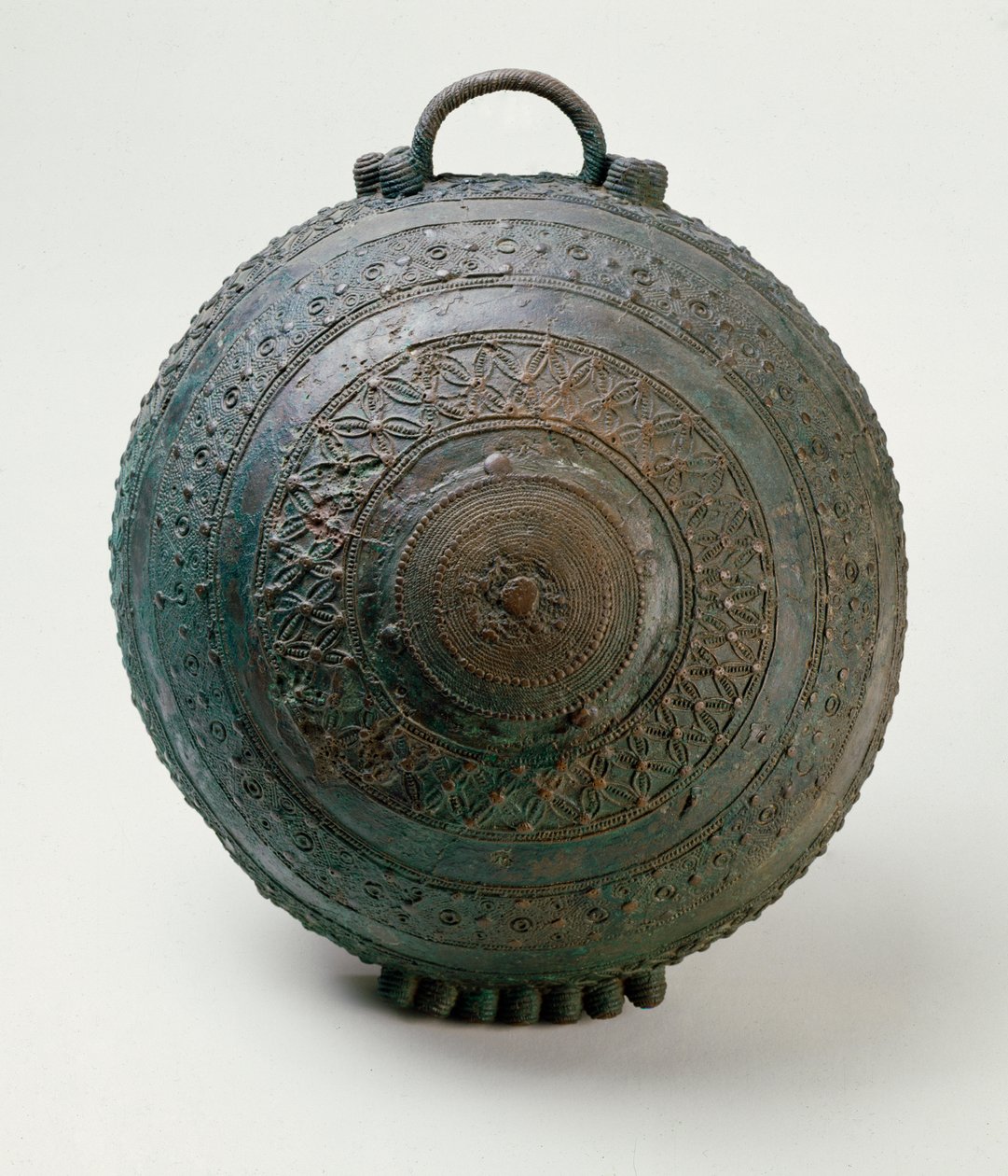 Tál, Igbo-Ukwu, 9-10. század (ólmozott bronz) (lásd még 412905) alkotó: Nigerian