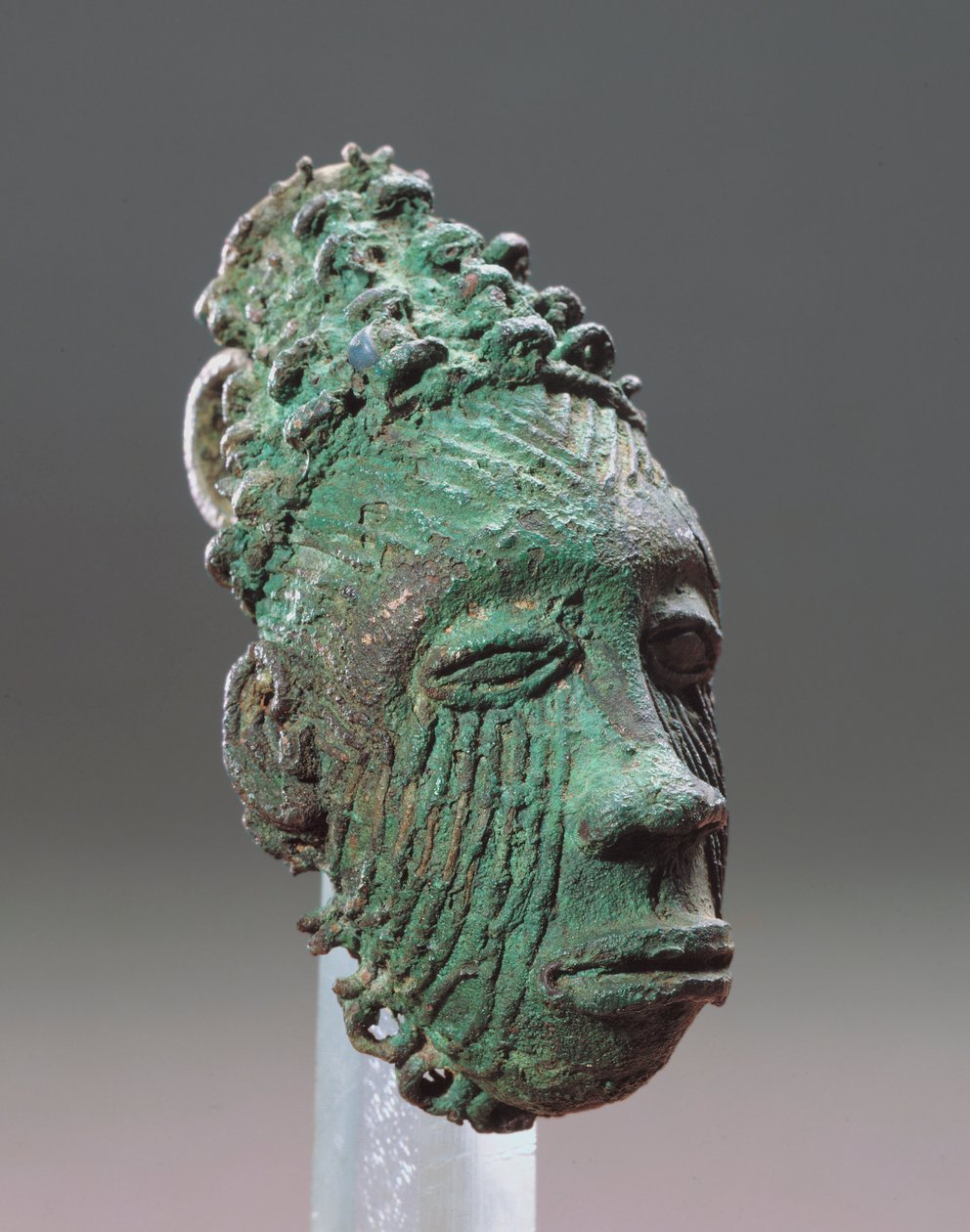 Emberfejet ábrázoló medál, Igbo-Ukwu, 9-10. század (ólombronz) alkotó: Nigerian