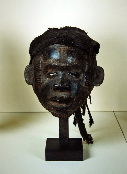 Ogoja maszk (fa, pamut és toll) alkotó: Nigerian