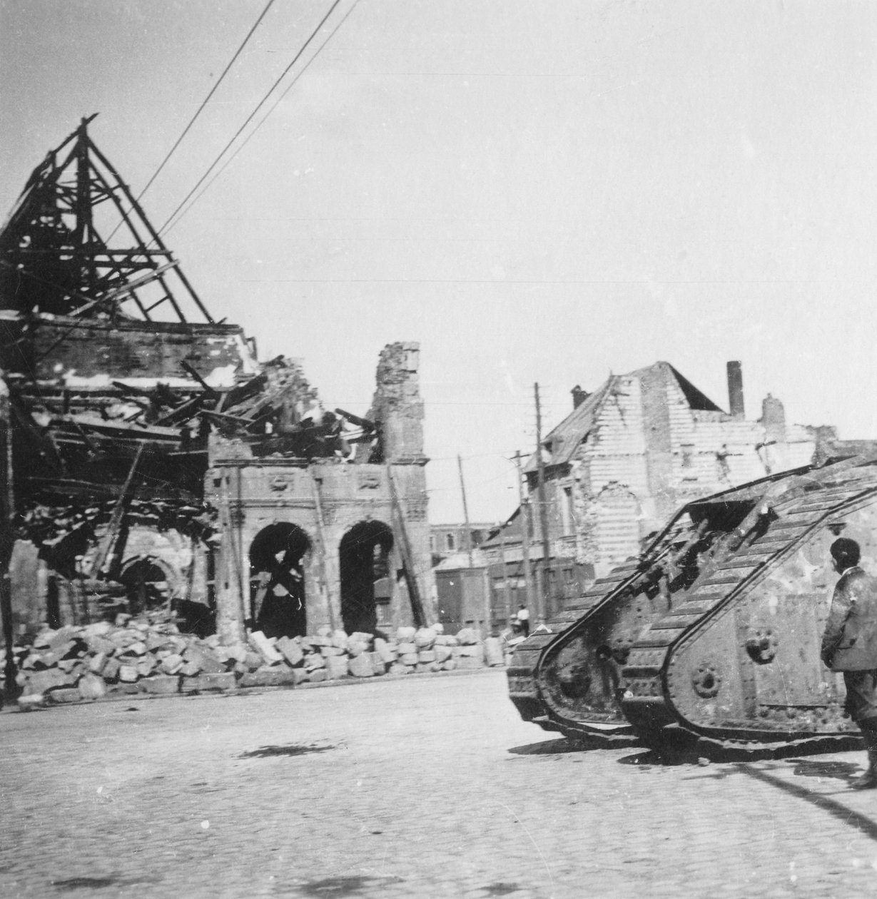 Brit tank romos épületek előtt, Peronne, Franciaország, I. világháború, c1916-c1918 alkotó: Nightingale and Co