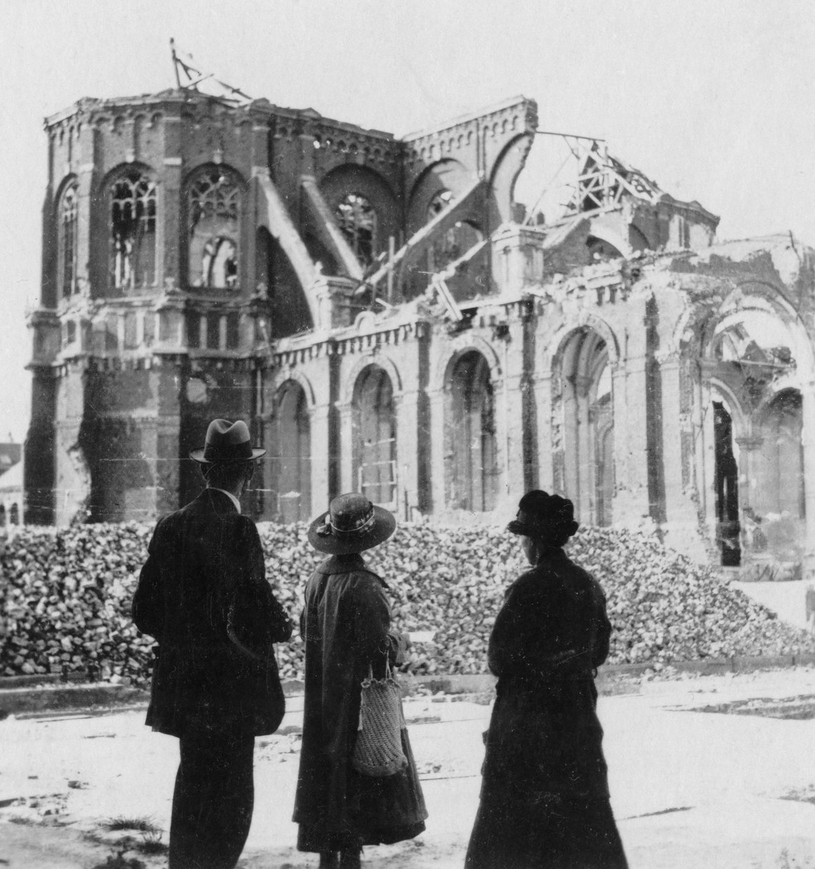 Károk a Notre Dame templomban, Armentières, Franciaország, I. világháború, c1914-c1918 alkotó: Nightingale and Co
