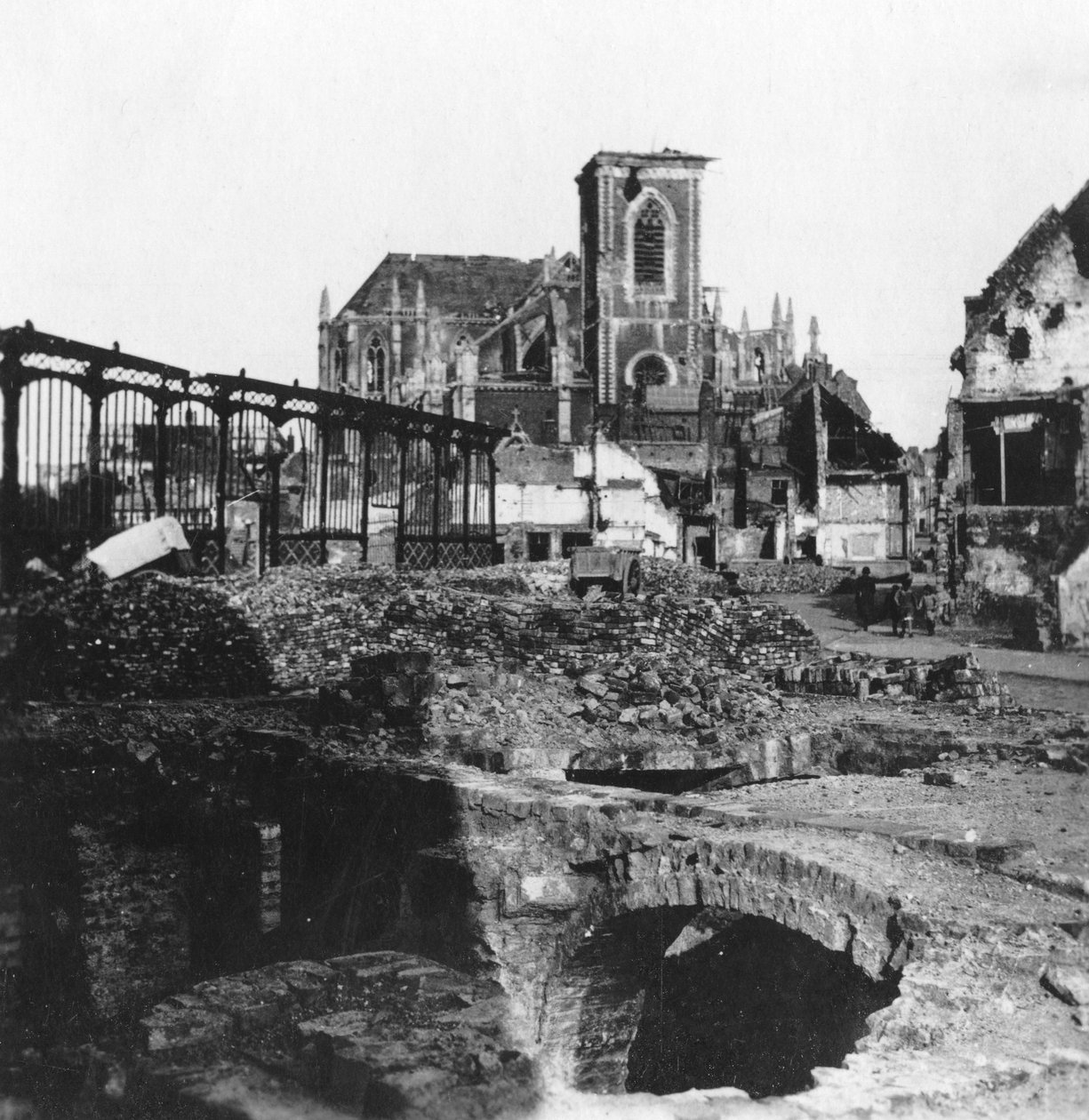 Megsérült a Szent Vaast-templom külseje, Armentières, Franciaország, I. világháború, 1914-c1918 alkotó: Nightingale and Co