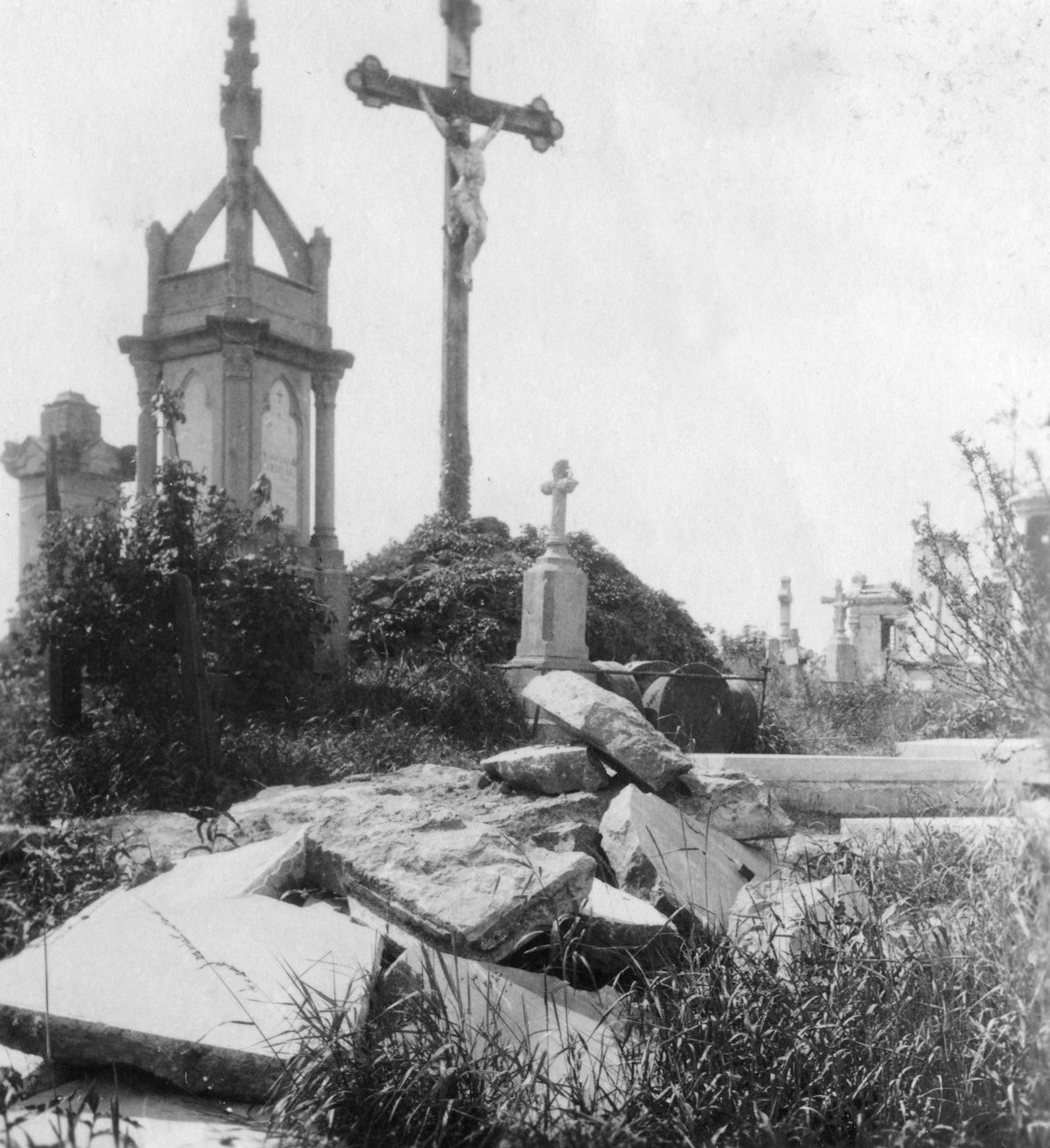Sérült sírok, régi közösségi temető, Ypres, Belgium, I. világháború, c1914-c1918 alkotó: Nightingale and Co